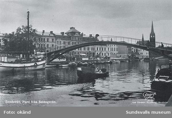 Båttrafiken på Selångersån på 1930-talet. Puckelbron, byggd 1927. Anteckning på baksidan av vykortet: "Midnattsskutan förde sillkonserver från Västkusten"
