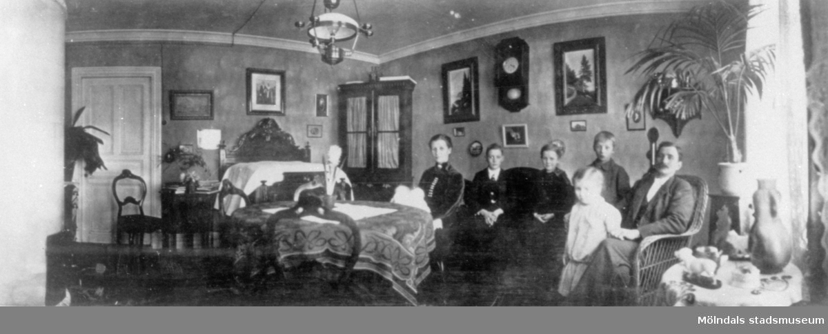 Familjen Westerberg sittandes i salongen på Forsåkersgatan 57, 1900-1920-tal.