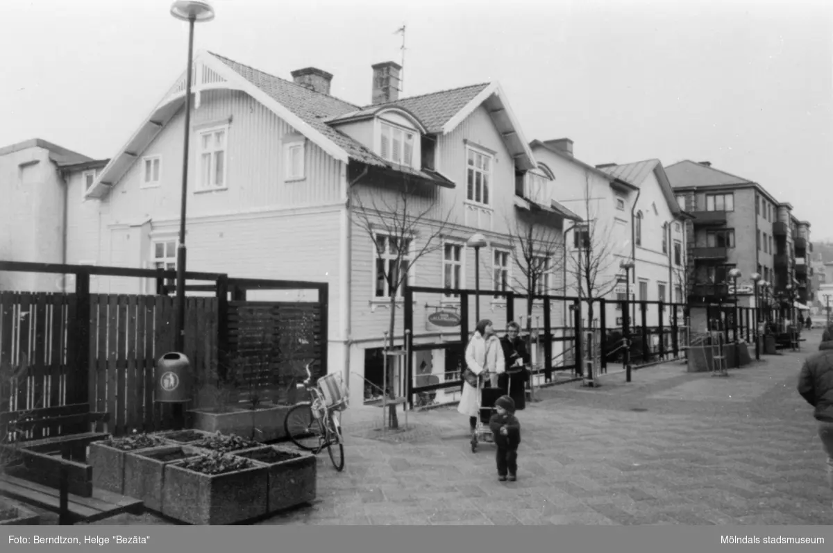 Frölundagatan (idag: Brogatan) österut, 1980-tal. K.A. Karlssons villa "Vestanå" på Frölundagatan 6 ses till vänster rakt fram i bild. Karlsson både bodde och idkade mjölkhandel där i många år.
