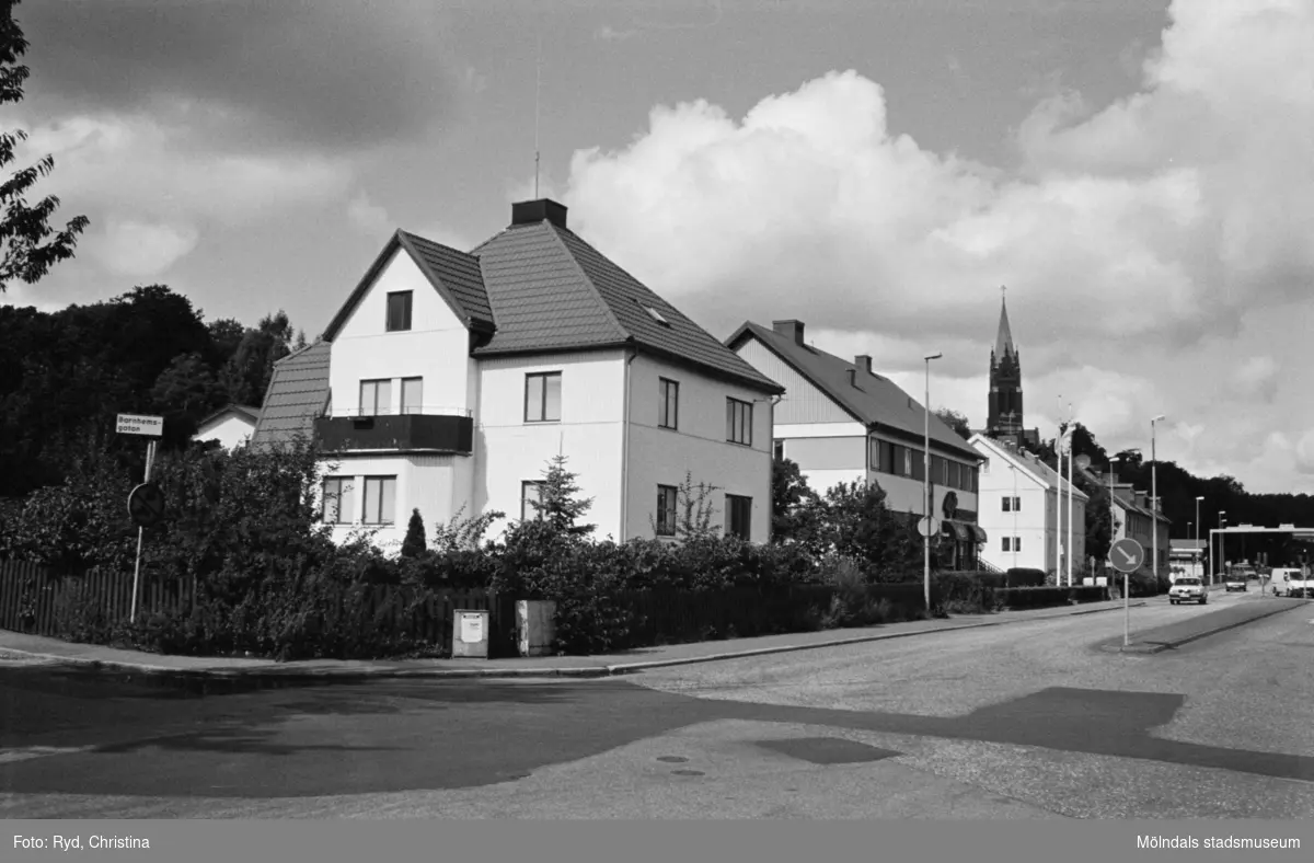 Ett hus i hörnet av Barnhemsgatan 32 och Storgatan 42, 1991. Huset i mitten innehåller Pälsaffären, som tidigare huserade i en villa på Broslättsgatan.

I huset längst bort bodde bla. Evald Johansson. Han var länge chaufför vid Mölndalsbussarna, men startade senare eget, "Evalds Bussar" med garage bredvid Sagsjöns Belysning, södra Kållered