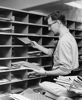 Försortering av korsband och tidningar på
brevbärarexpeditionen, postkontoret Malmö 8.  Foto 18/4 1962.