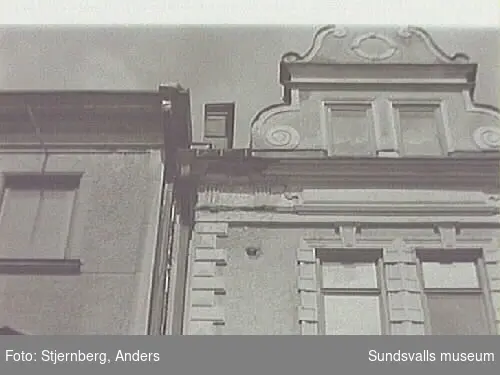 Bild 24 Fönster på huvudfasad. Tidigare ett stenkorsfönster, nu ett sk Sundsvallsfönster med pivothängning fr ca 1950.Bild 25 Parti vid angränsande fastigheten nr 4 isamma kvarter.