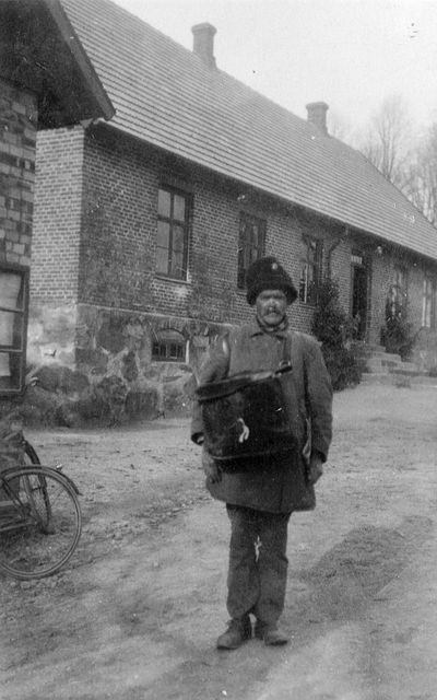 Carl Sture Malmgren, lantbrevbärare på linjen Klippan - Övad - Klippan, 1920-talet.