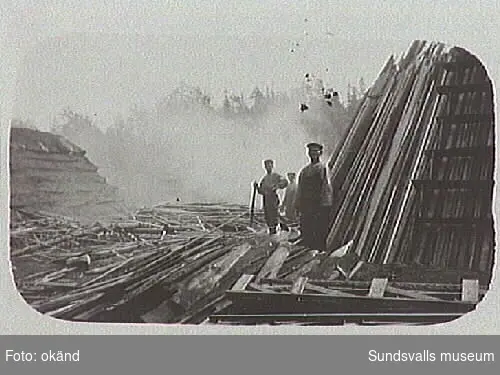 Kolare på kolbacken Gustavsbergs sågverk, Alnö.