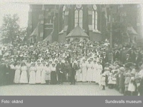 Sångarfest på 1910-talet. Dirigenten och arkitekten Per Österlund med sångare framför Gustav Adolfs-kyrkans kor.