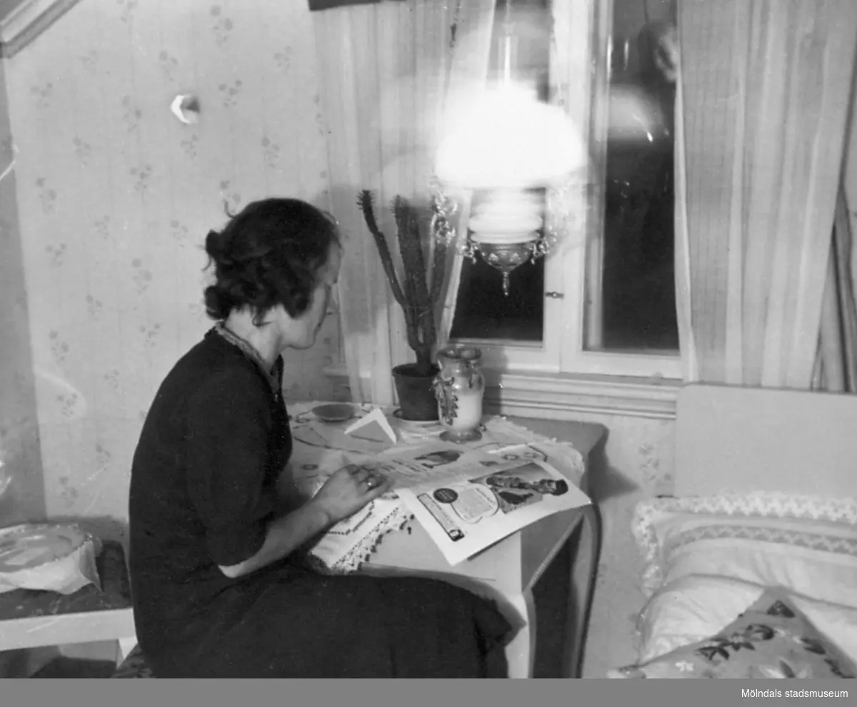 Sonja sitter dagen efter sin bröllopsdag på rummet, 
den 15 december 1940.