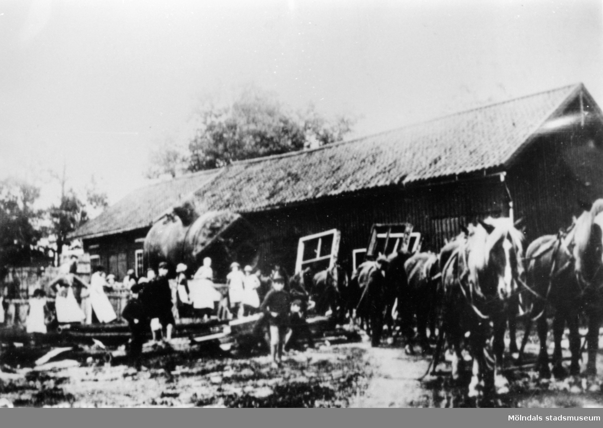 Gamla ångpannan gick till skrot och det krävdes åtta hästar för bortforslingen. "Spännande" tyckte de som såg på. Tidigt 1900-tal.