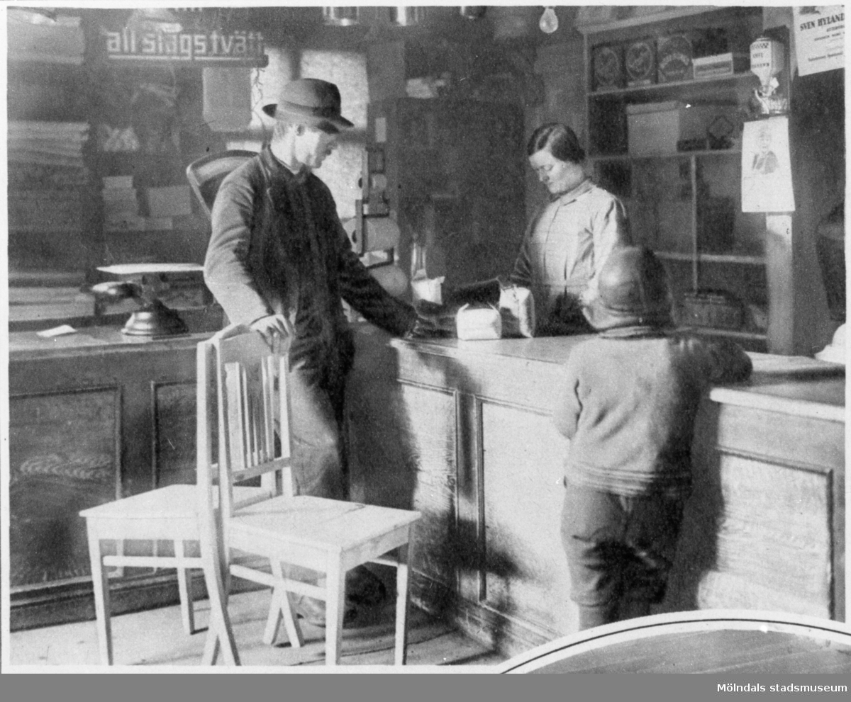 Försäljning av möbler.
Bilderna 1993_0448-0453 är reproduktionsfotograferade ur en artikel i Vecko-Journalen, från år 1930, angående möbelsnickeriverksamheten i Lindome.