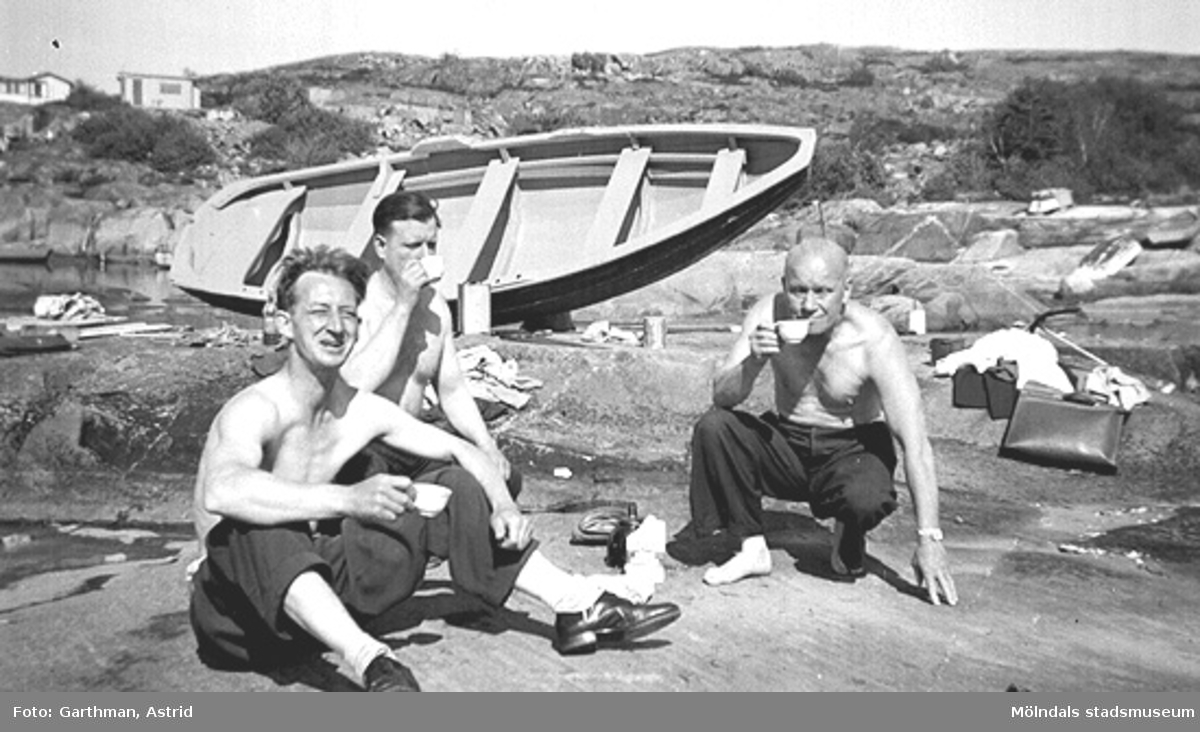 Från vänster: Arne Jansson, Helmer Garthman och Charlie Magnusson, arbetskamrater från API (Pumpindustrin i Krokslätt), har fikapaus och hjälper till med vårarbetet på Garthmans båt. Näset, 1950-tal.