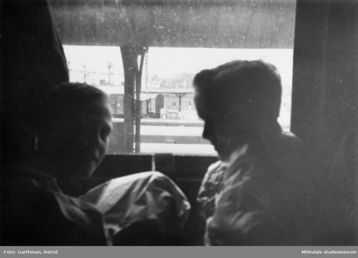 Kusinerna Per-Olof Larsson och Leif Garthman sitter i en järnvägsvagn på Göteborgs Centralstation. 1950-tal.