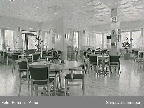 Utsmyckning av Tomtgränds servicehus i entré, matsal och samlingsrum av Lena Andersson, keramiska plattor och Anita Wohlén, gardiner och utsmyckning av pelare.