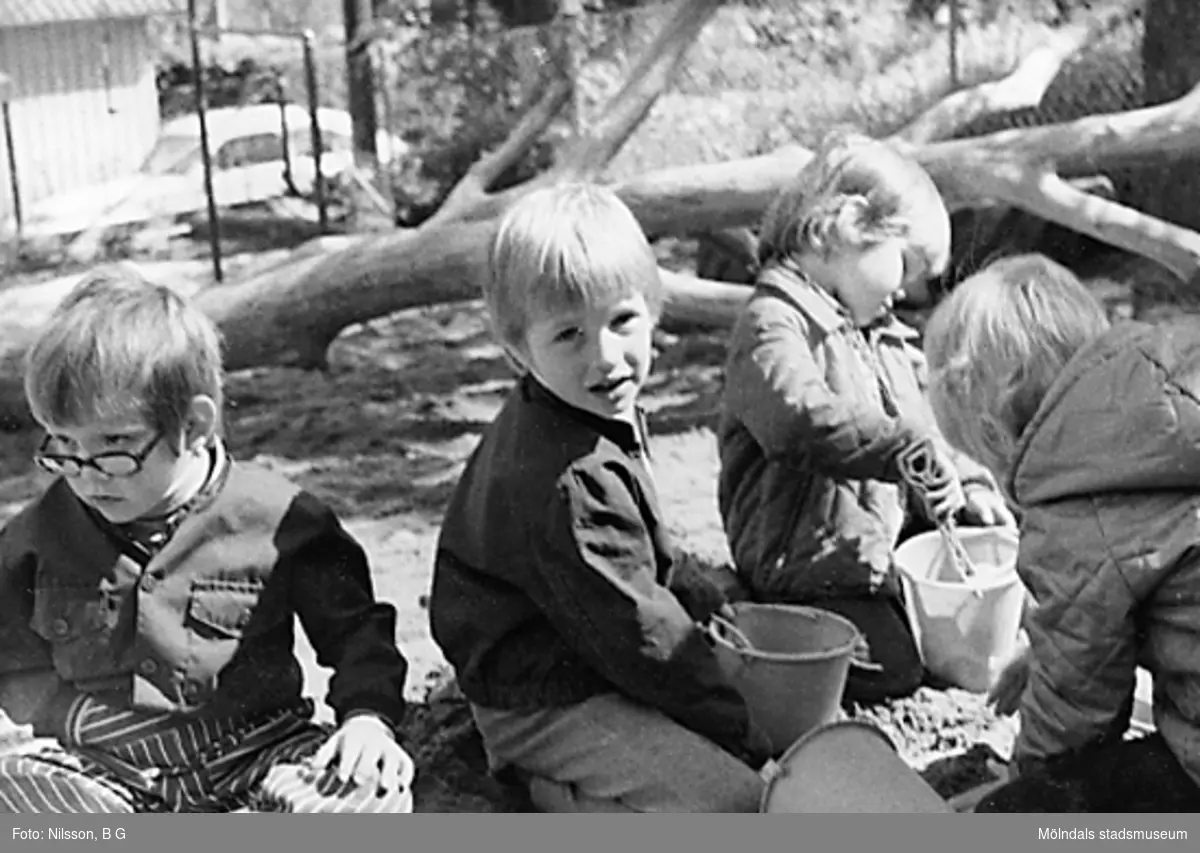 Tre barn leker i sandlådan utanför Holtermanska daghemmet juni 1973.