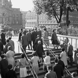 Morgenstrømmen opp av Undergrunnen.