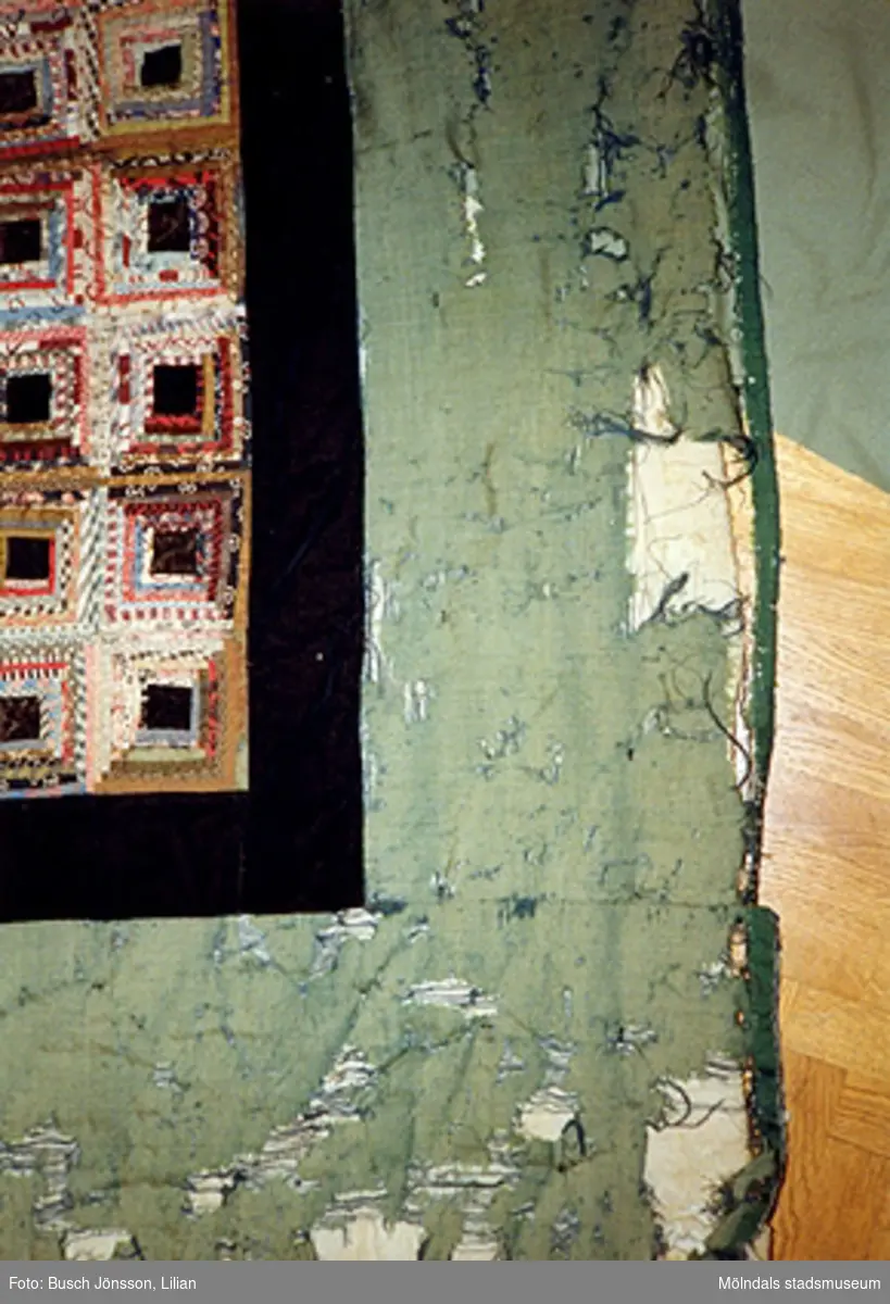 Mölndals museum hade en lapptäcksutställning 1993. Bilden av "Vikingatäcket" lämnades till museet tillsammans med ett brev som nu finns i arkivet.