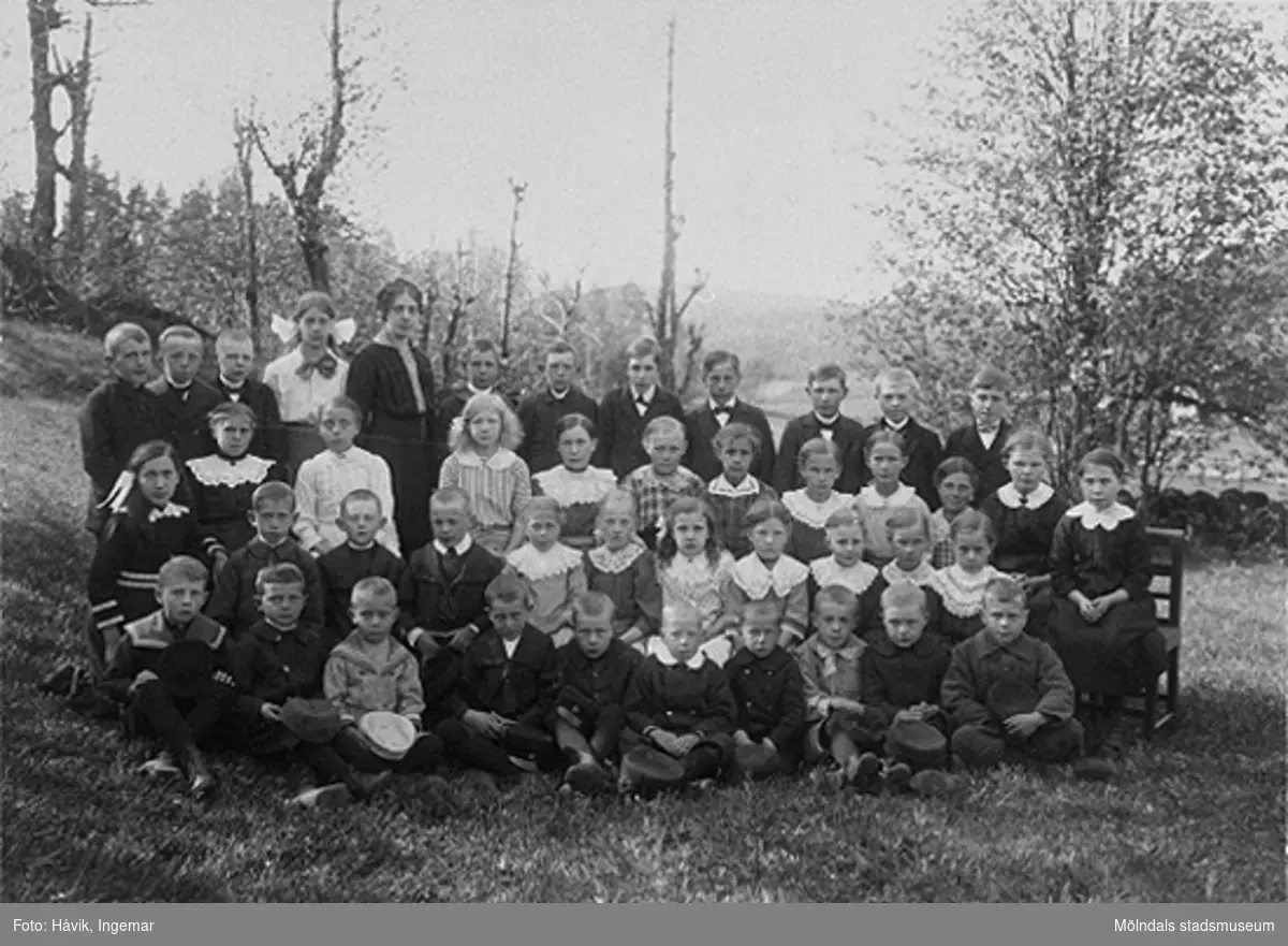 Klasserna 1-5 samt lärarinnan Elna Helander. Nyutexaminerade EH kom till Eskilsbyskolan 1914.
Elna var mor till gåvolämnaren Ingemar Håvik.