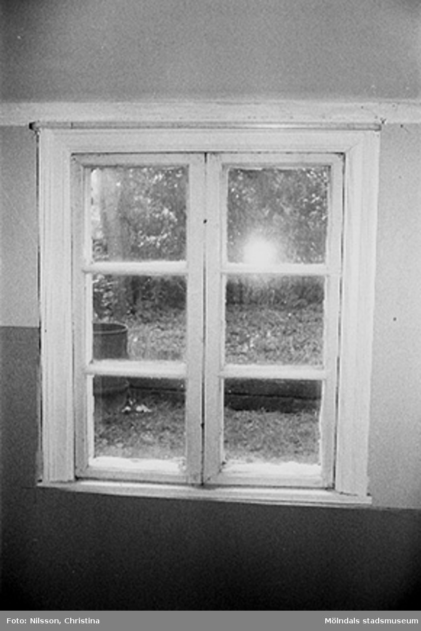 Kvarnfallet 31 i Grevedämmet, hösten 1994. Interiör i fabriksbyggnad. Byggnadsdetalj: Fönster.