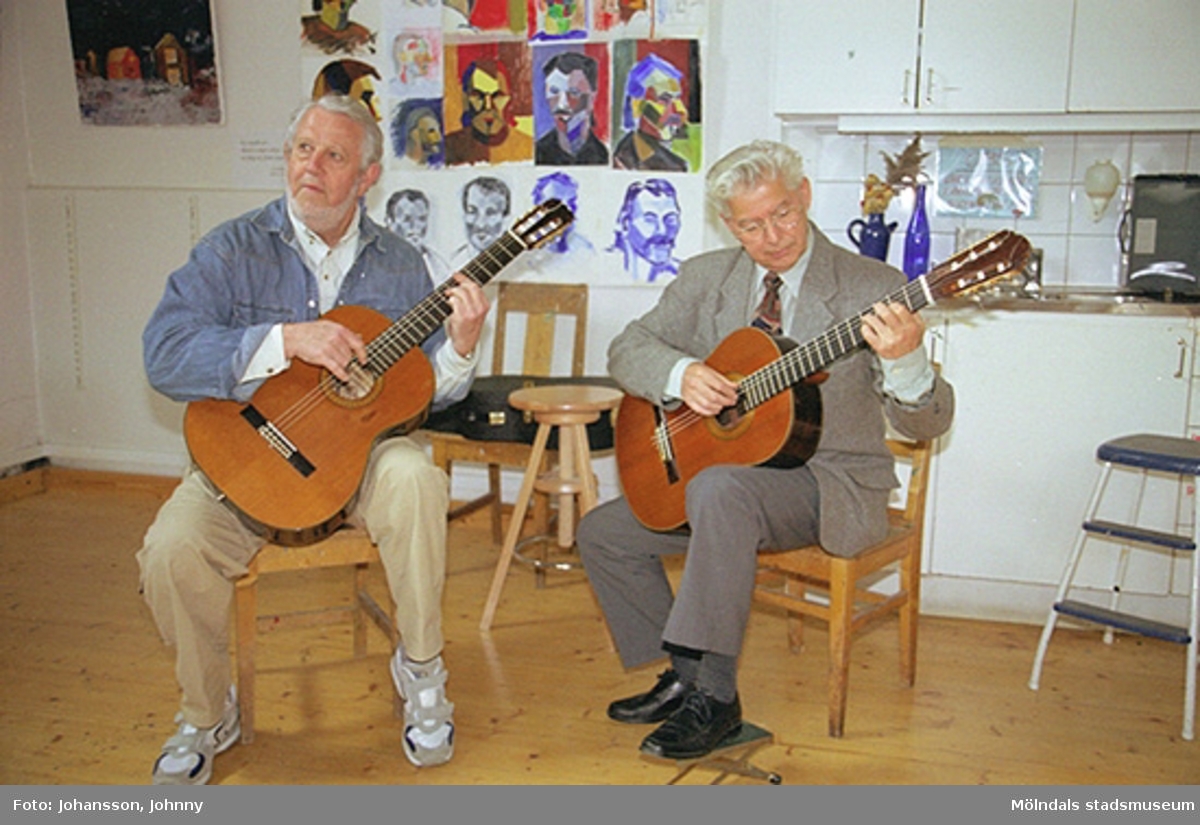 Musikunderhållning på Mölndals målarskola där Lasse Börjesson och Gunnar Lif spelar gitarr.