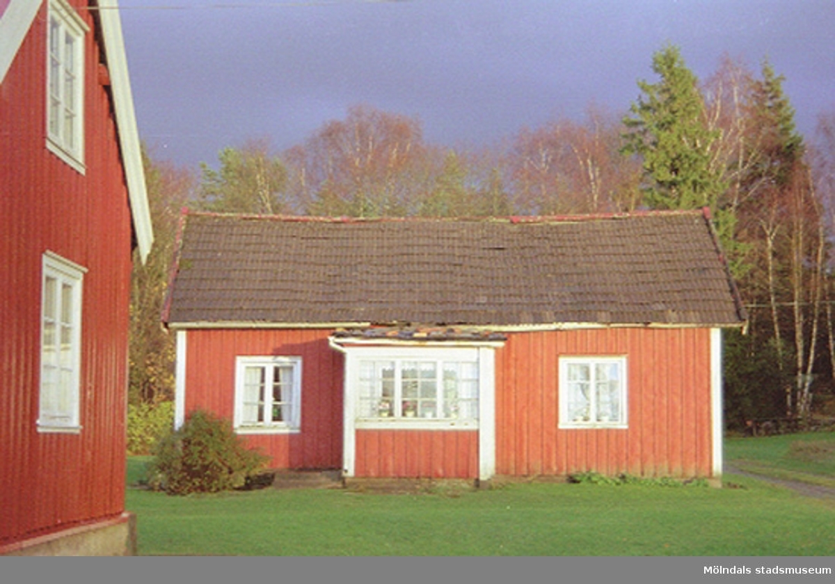 Sinntorp 2:11. Ladugård och nu rivet torp, 2001-11-07.