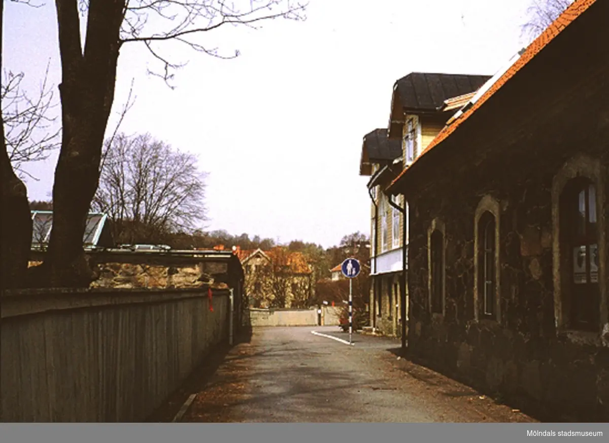 Gångstråk på Norra Forsåkersgatan, från Rävekärr till Kvarnbyn, april 1993. Till vänster ses staketet mot Papyrusområdet. Närmast åt höger ses stenhuset (Yngeredsfors lada/Bolaget Vardagsbilder) på Norra Forsåkersgatan 29.