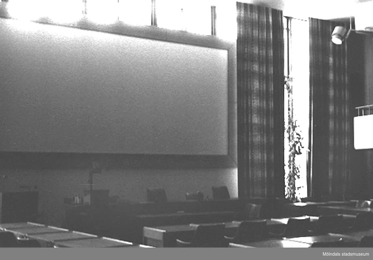 Mölndals stadshus, mars 1988. Stadsfullmäktiges sessionssal med filmduk längst fram.