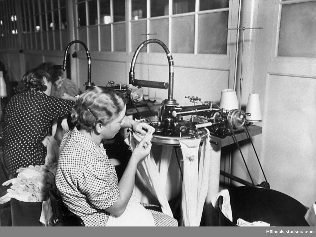 Kvinnor som arbetar vid maskiner i Viktor Samuelsons fabrik "Strumpan", omkring 1940.