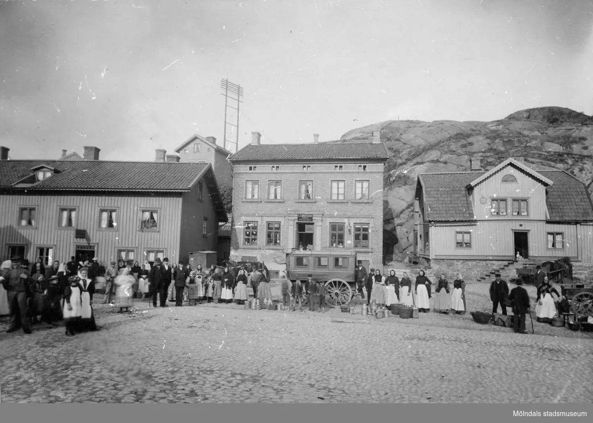 Gamla torget med bussar och torgfolk, år 1898. Viktualieföreningens hus ses i mitten på Kvarnbygatan 41 (idag: Gamla torget 41).