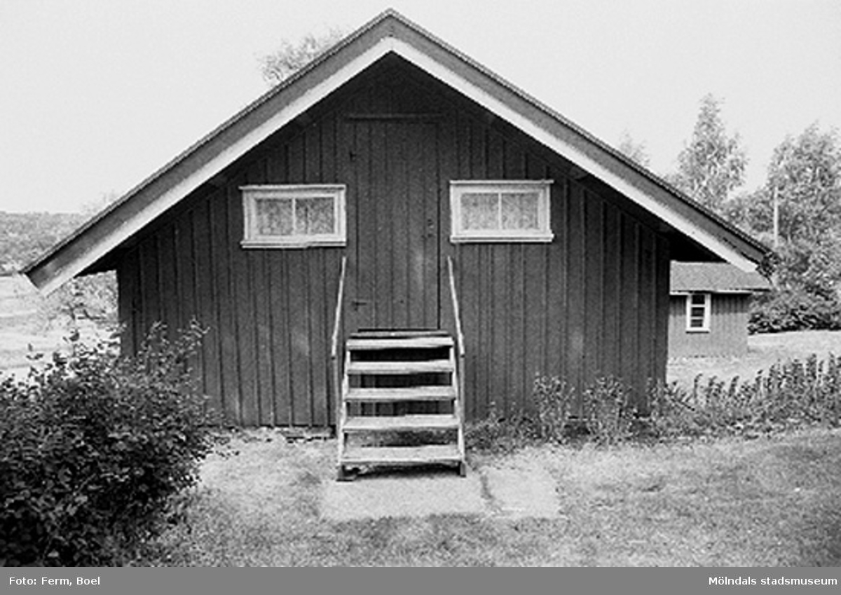 Ingång till vinden ovanpåsnickarboden. Hembygdsgården/Börjesgården i Hällesåker, Lindome 1992-06-29.
