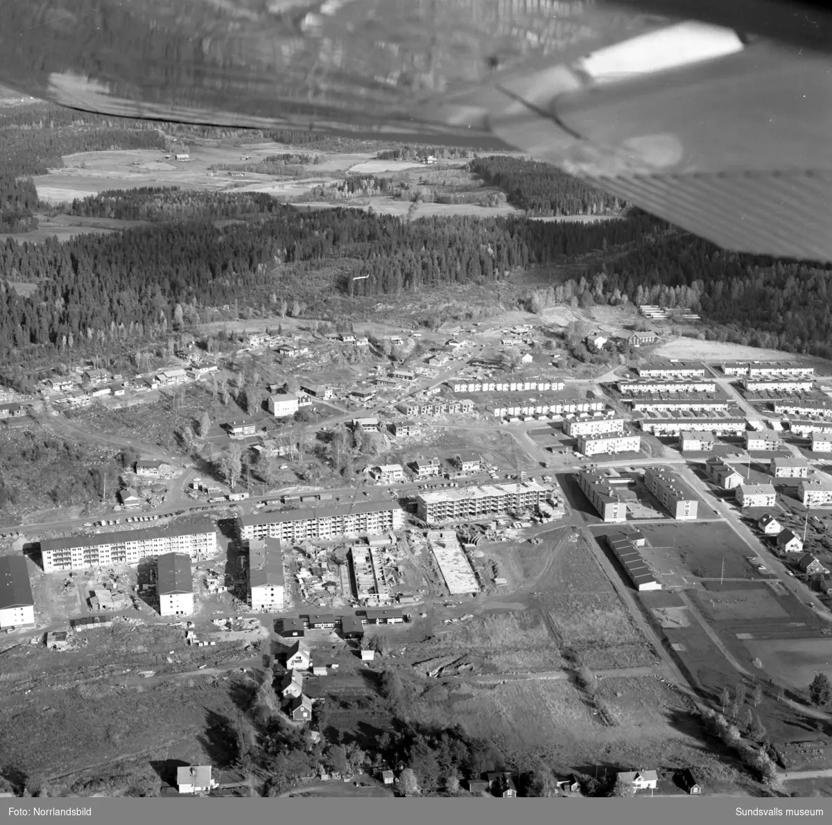 Flygbilder över Granlo med byggnation av bostadsområdet vid Vikingavägen.