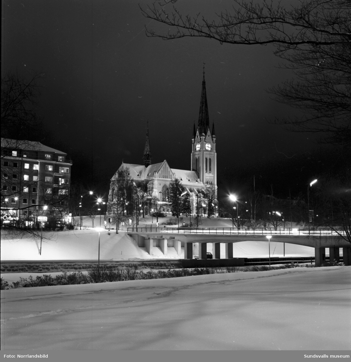 Kvällsbilder av Storgatan och GA-kyrkan i vinterskrud.