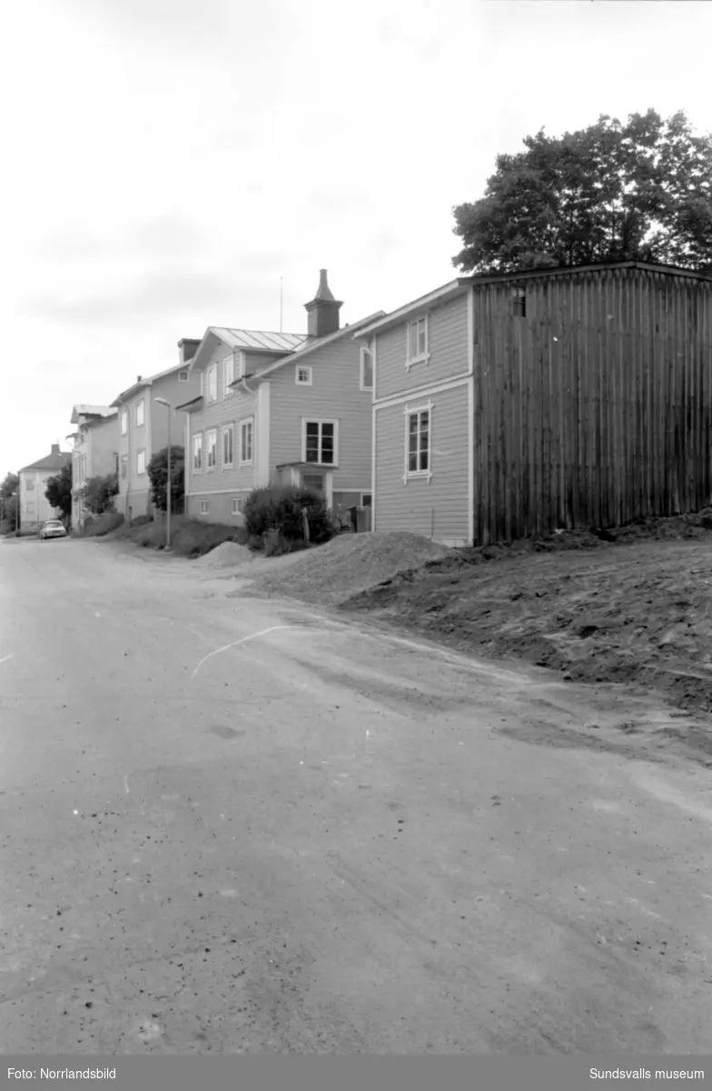 Träkåkar på Södermalm,bland annat Pilgränd 6, Södermalmsgatan 13 och 17.