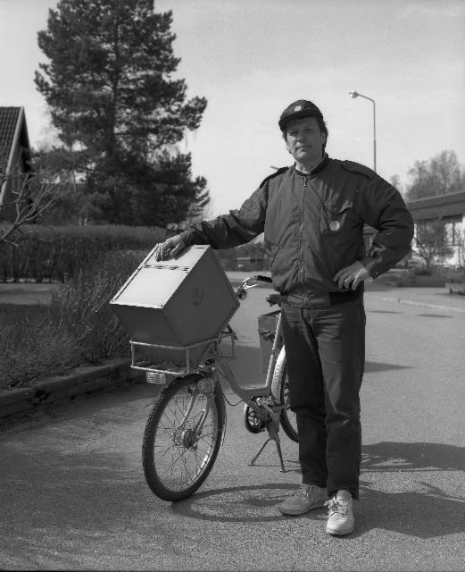 Postiljon Åke Borgenfalk vid sin cykel. Uniform modell 1992. Åke
tillhör postkontoret i Knivsta.