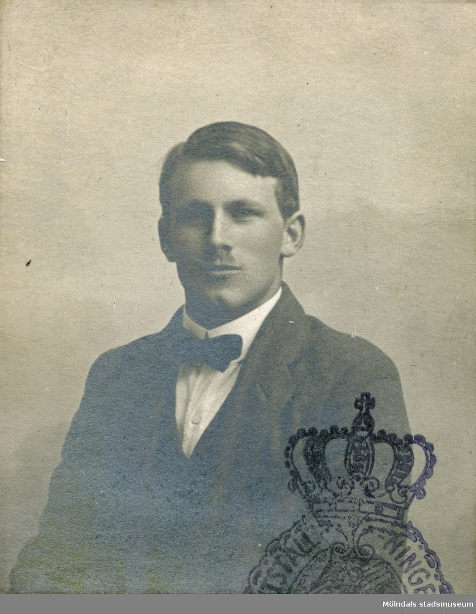Porträttfotografi av Gustaf Adolf Hallgren. Använt till säsongskort för Jubileumsutställningen i Göteborg 1923.