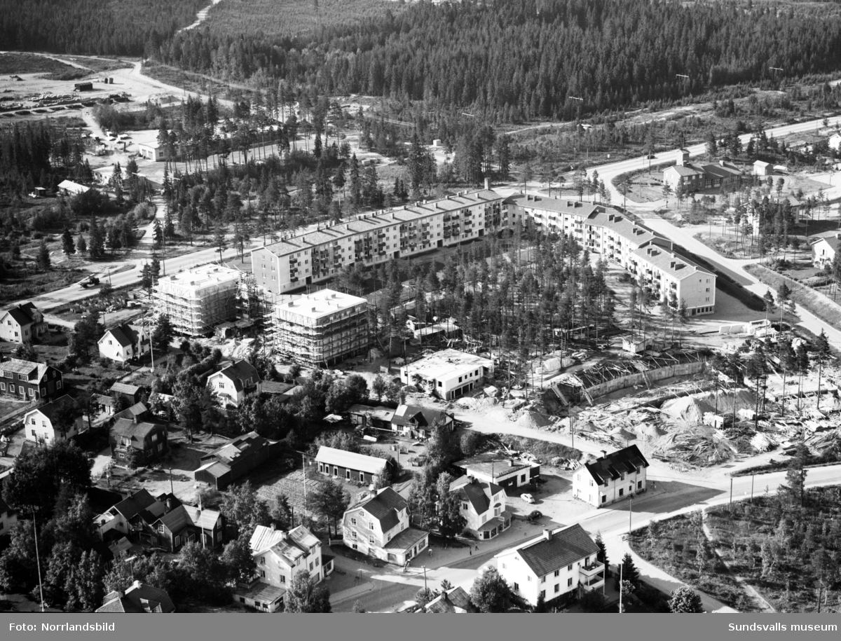 Flygfoto över centrala Timrå. Byggnation av punkthus vid Bovägen.
