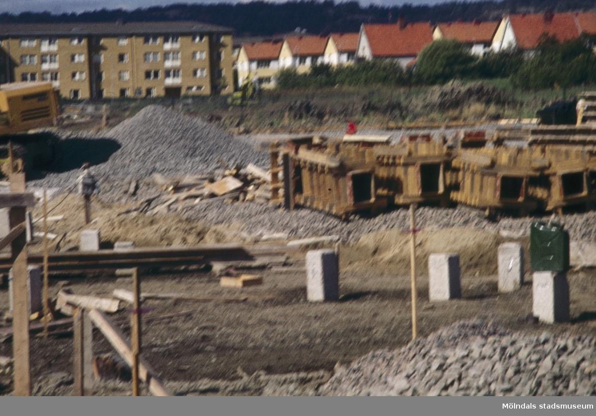 Bostadshus vid Varmblods- och Kallblodsgatan under byggnation i Åby, Mölndal, på 1960-talet. Till höger ses Solgårdarna vid Bragegtan.