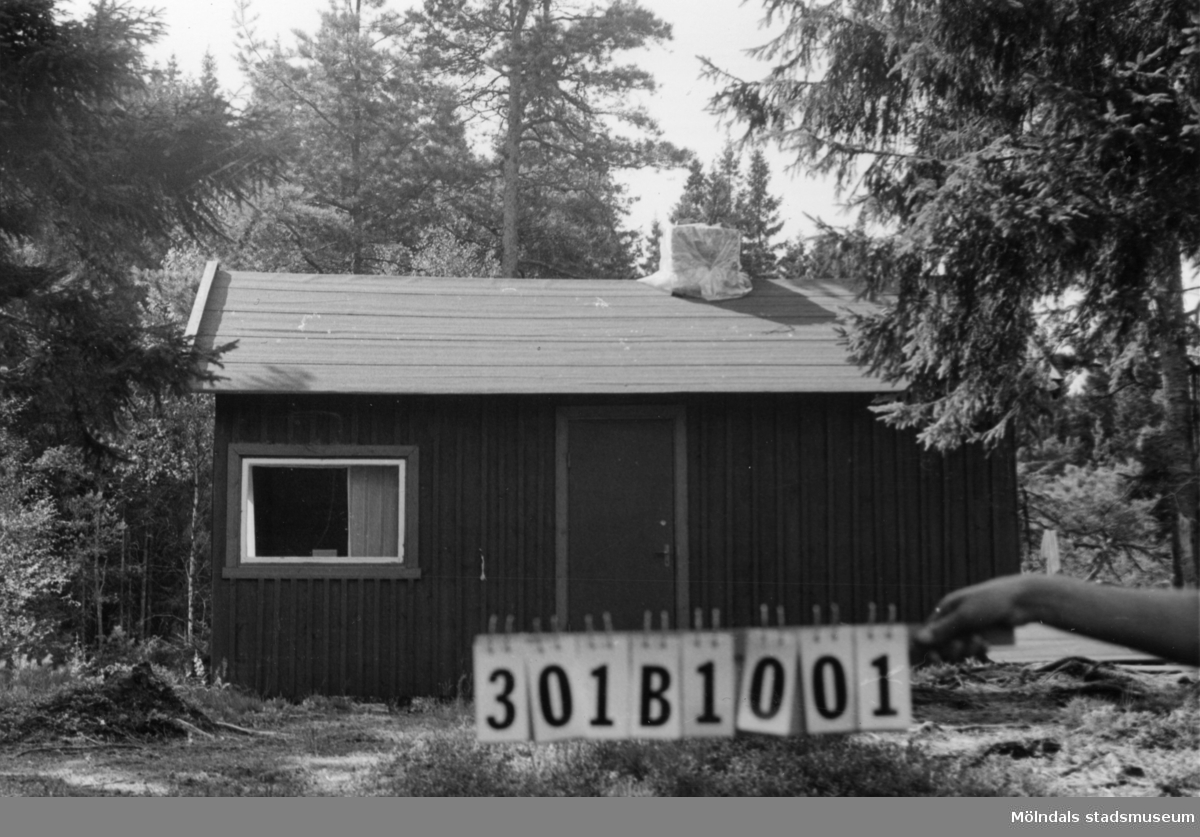 Byggnadsinventering i Lindome 1968. Hällesåker 6:3.
Hus nr: 301B1001.
Benämning: fritidshus.
Kvalitet: god.
Material: trä.
Tillfartsväg: ej framkomlig.