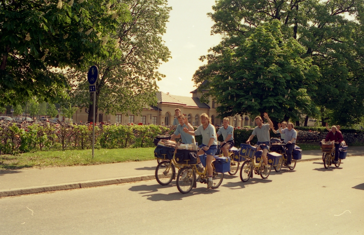 Cyklande brevbärare på väg från Postens depå på Bäverns gränd i Uppsala, 1995.