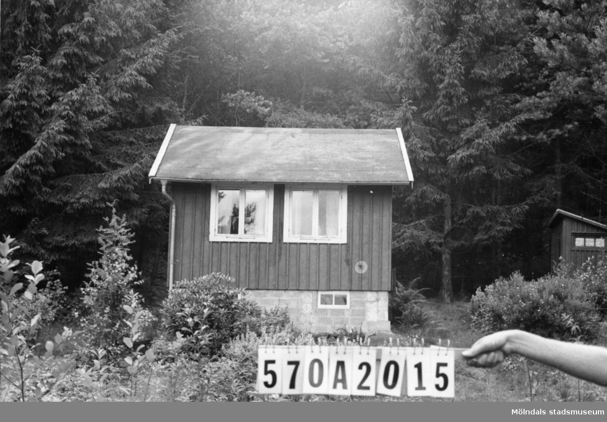 Byggnadsinventering i Lindome 1968. Bräcka (1:21).
Hus nr: 570A2015.
Benämning: fritidshus och redskapsbod.
Kvalitet: god.
Material: trä.
Tillfartsväg: ej framkomlig.