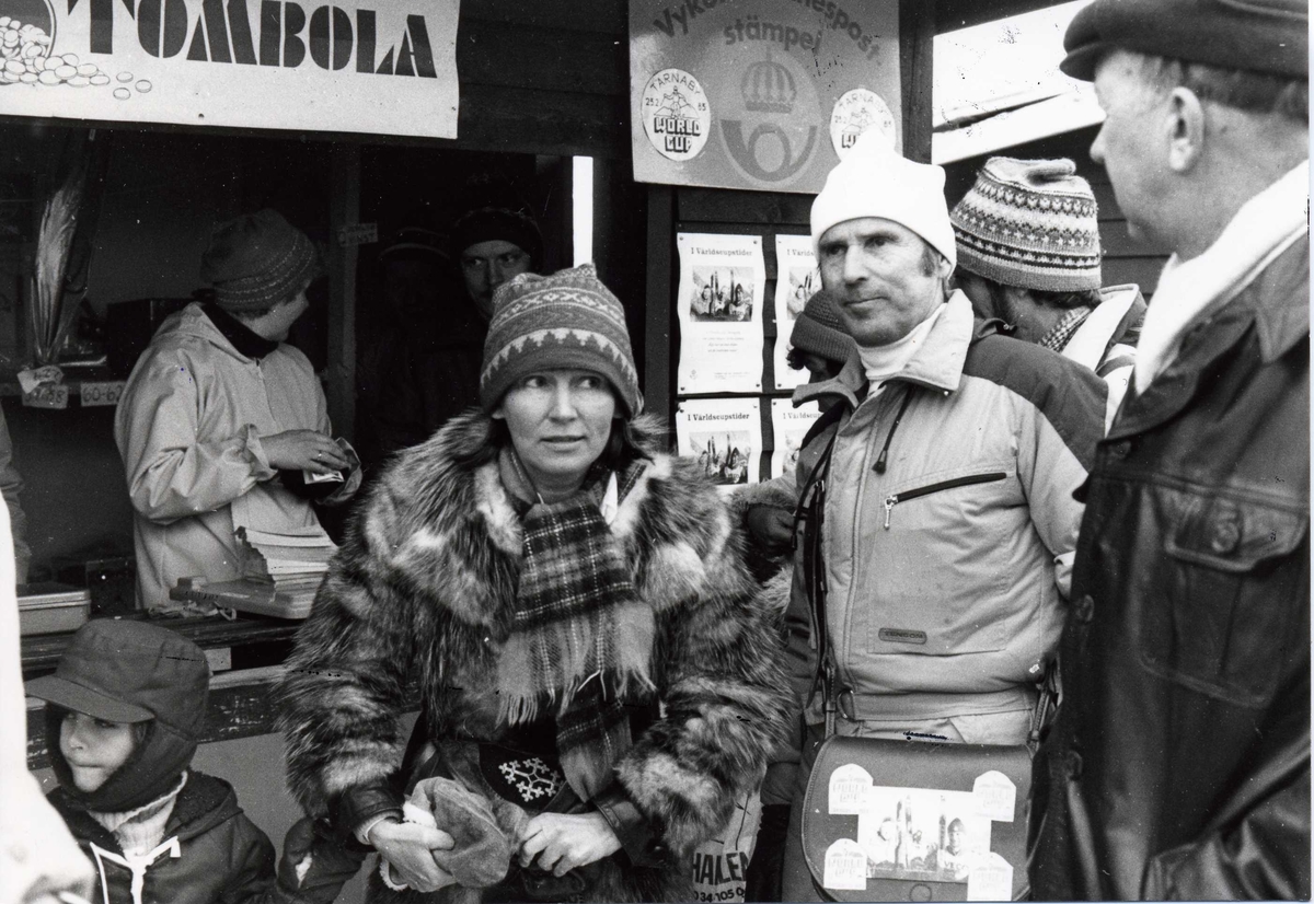 Rolf Lindman var en av de fyra ambulerande vykortsförsäljarna i backen. Här framför det stånd där Viveka Christoferson och Stig Karlsson sålde vykorten över disk.