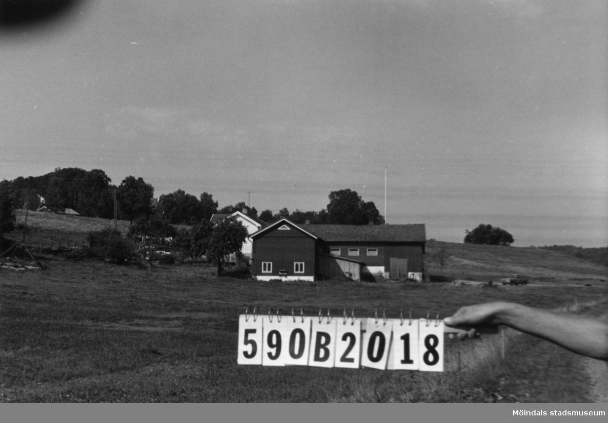 Byggnadsinventering i Lindome 1968. Hällesåker 3:5.
Hus nr: 590B2018.
Benämning: permanent bostad, ladugård och garage.
Kvalitet: god.
Material: trä.
Tillfartsväg: framkomlig.
