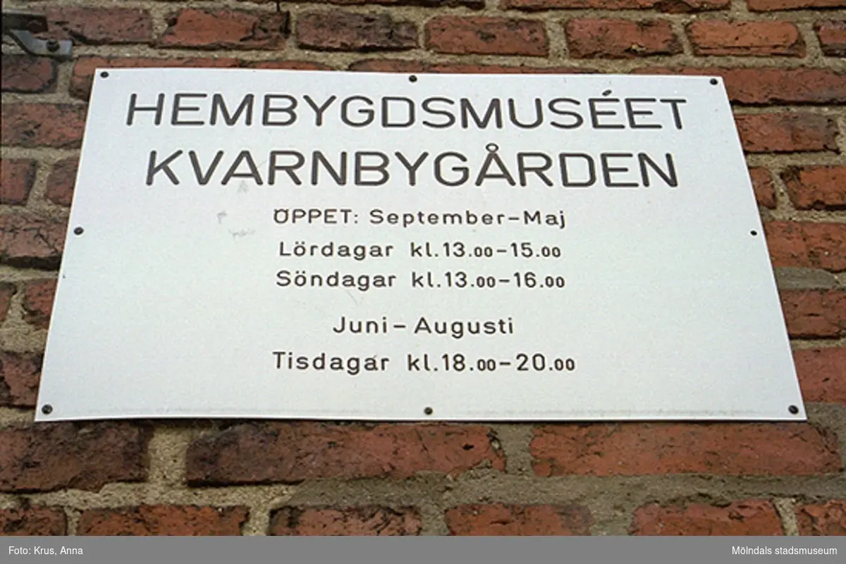Skylt där det står "Hembygdsmuseet Kvarnbygården" i Kvarnbyn.