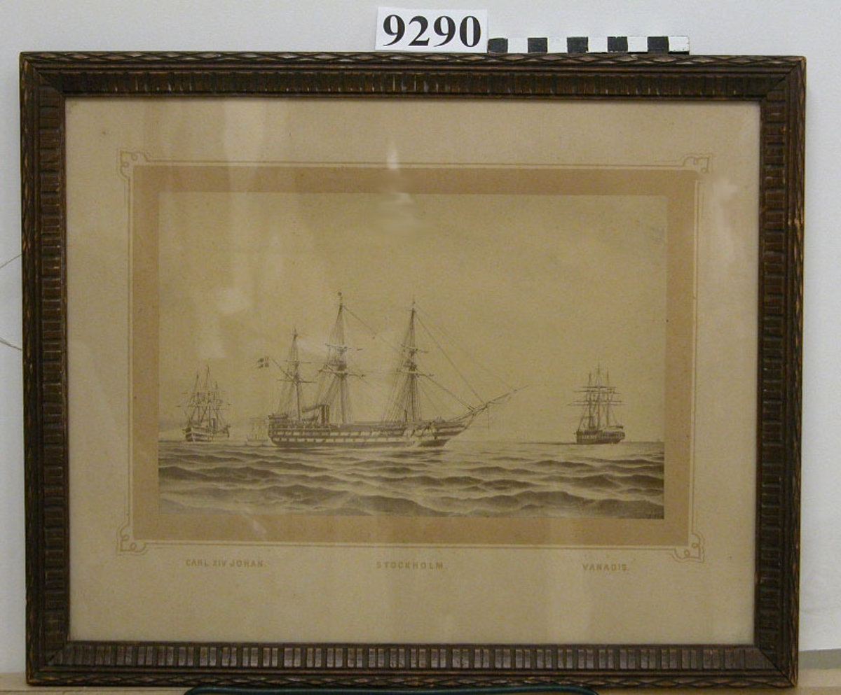 Visar linjeskeppen Carl XIV Johan och Stockholm samt fregatten Vanadis. Efter oljemålning av J. Hägg.
Inom glas och ram.