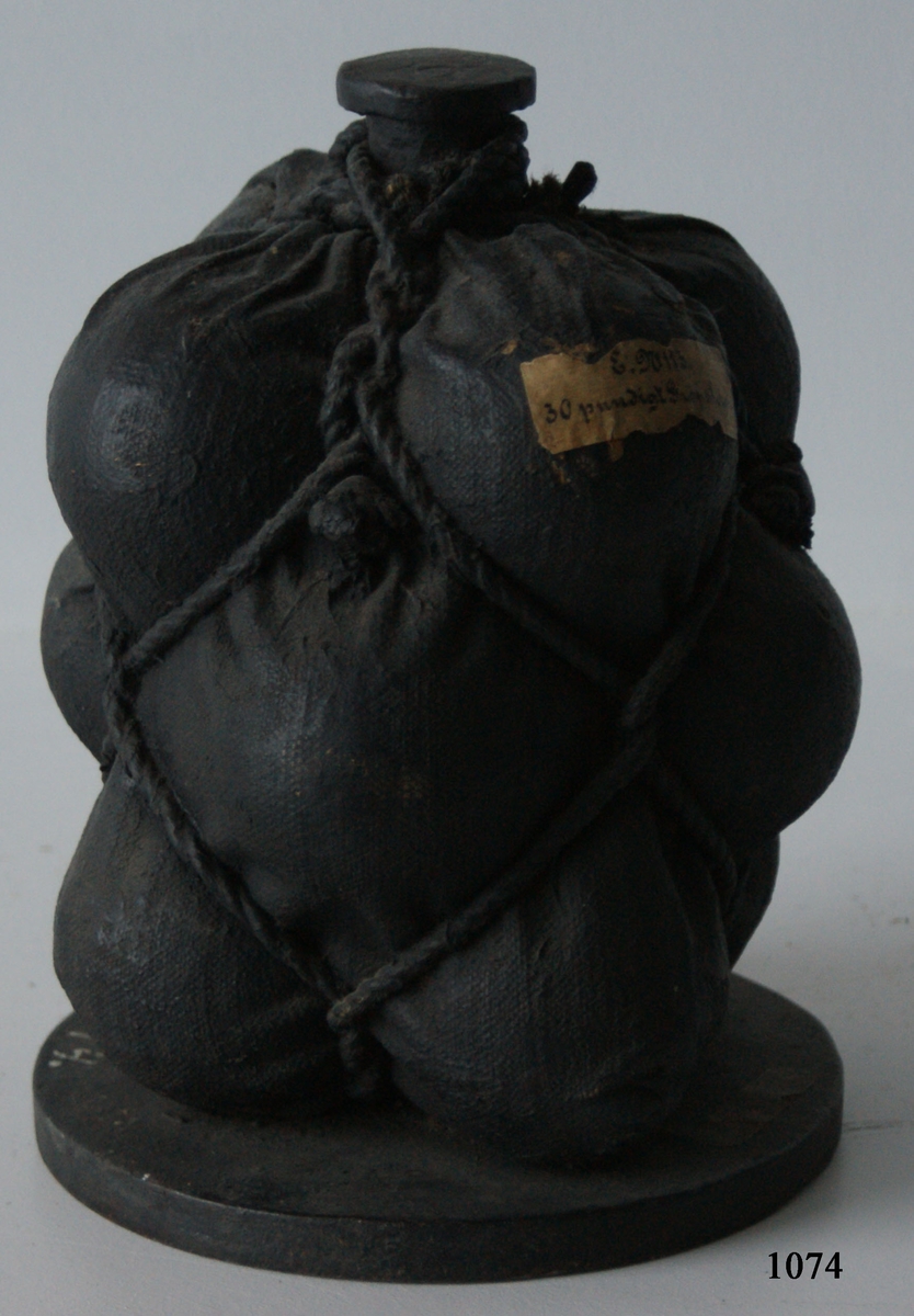30-pund grovt skrå, av järn. Material: rundkulor av järn upplagda kring en järnstomme och omsurrade med svartmålad segelduk.