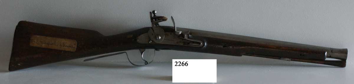 Muskedunder, mindre, med trumpetformad järnpipa och flintlås. Holländsk, 1700-talets förra hälft. Beslagen av järn. Stock och kolv av trä. Bakbeslagen av mässing. Låset stämplat : "Buckmaster". Finns upptagen på 1761 års inventarium.
Pipans längd 447 mm.