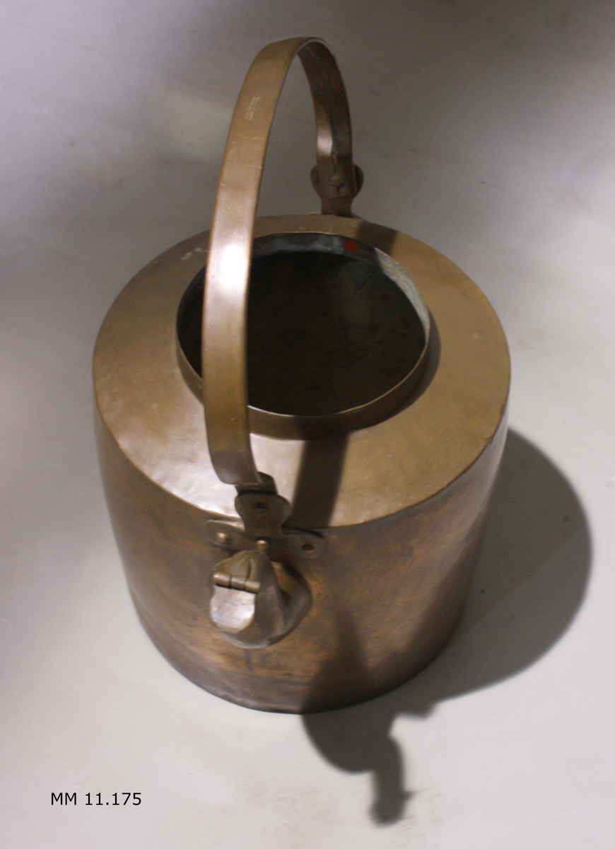 Större kaffekittel av koppar. Från början av 1900-talet. försedd med grepe och pip. Lock saknas. Märkning på handtaget: Joh Bergh Karlskrona.