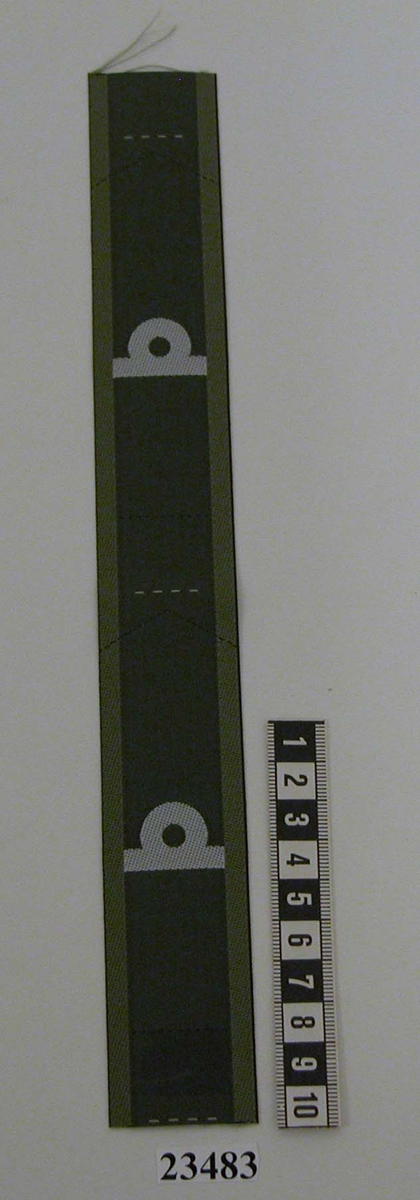 Tjänsteställningstecken (ett par ihopsytt men med markering för isärklippning) för fänrik för civilanställd personal i flottan. Beteckningen har samma utformning som gradbeteckningar men är invävd i vit färg på kragspegel m/58. Tecknet består av en galon 6 mm med ögla.