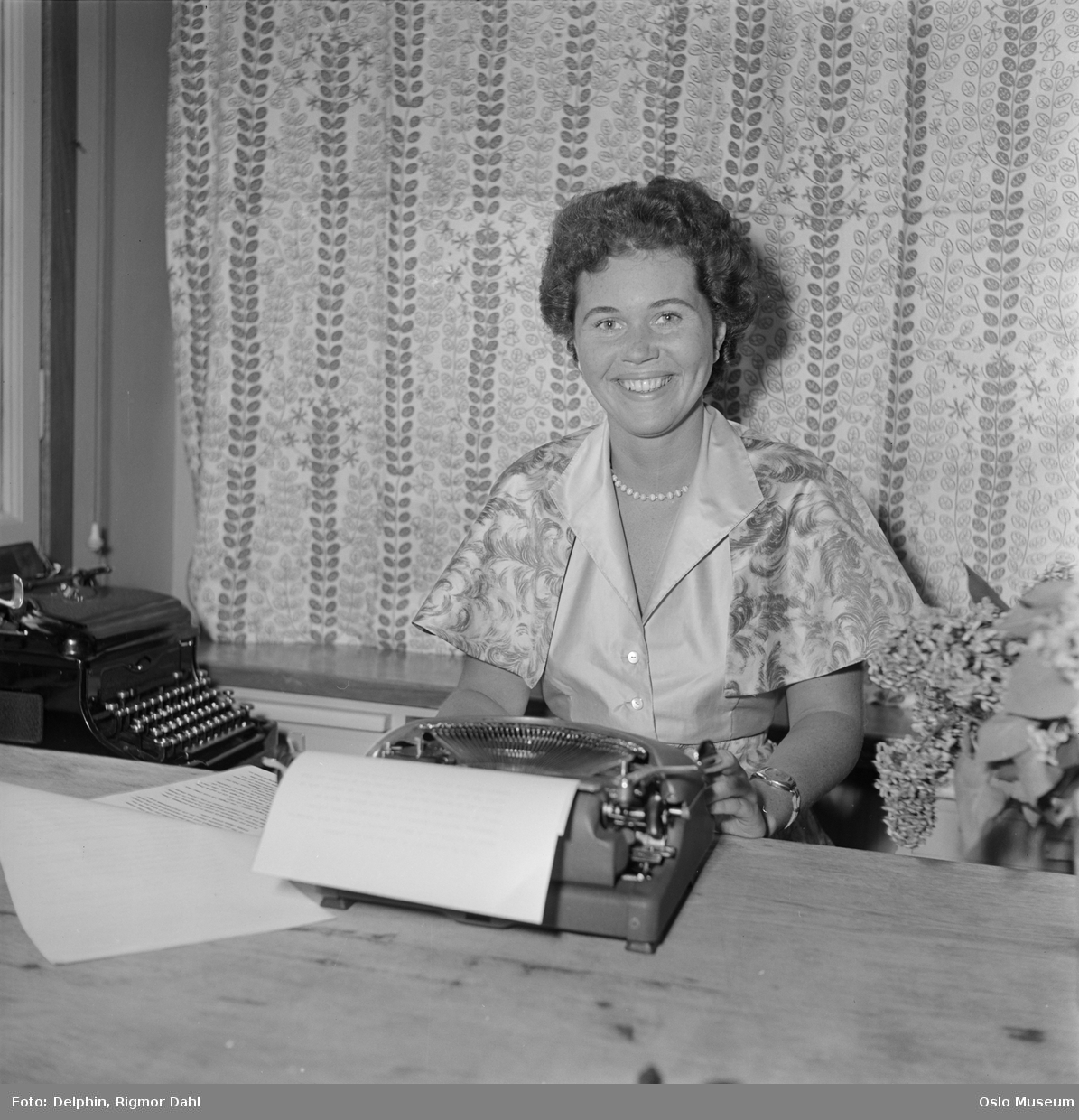 portrett, kvinne, forfatter, sittende halvfigur ved skrivebord, skrivemaskin