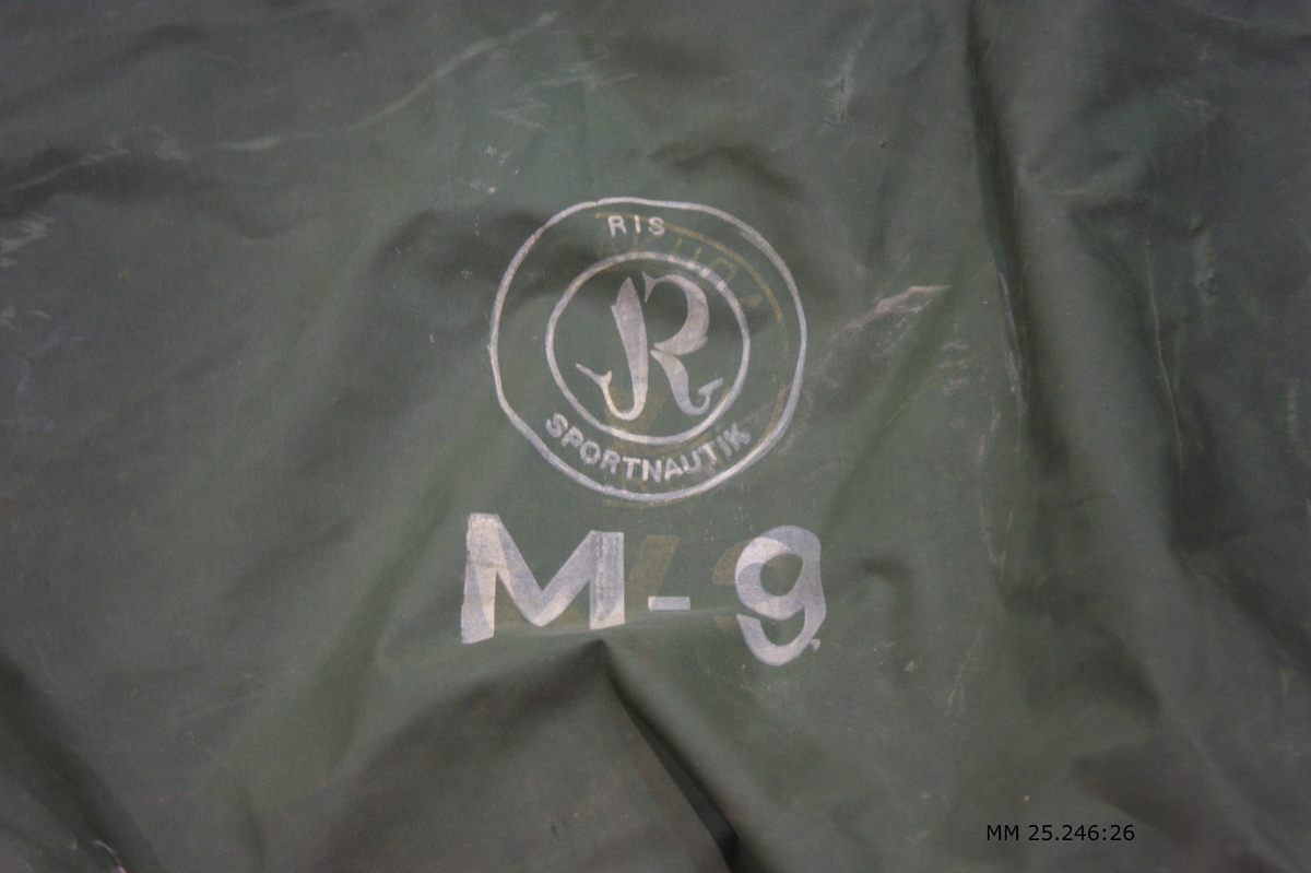 Grön packväska till gummibåt. Märkt med text "M-9" samt logotype med text "RIS Sportnautika".