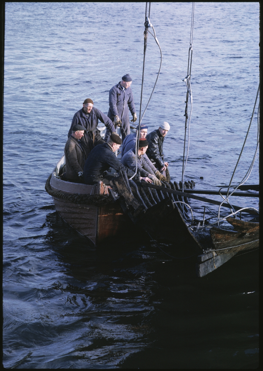 Vasas storbåt även kallad Esping bärgas med hjälp av lyftkranen Lodbrok.