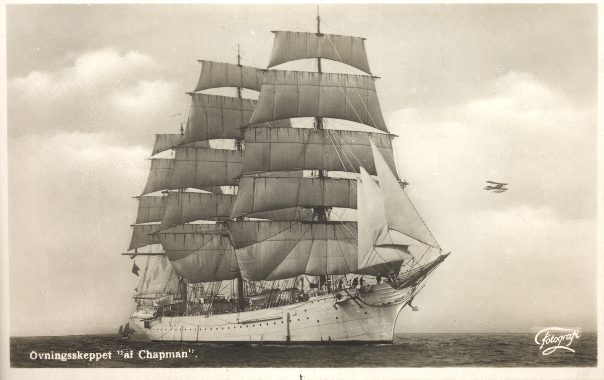 Vykort på af Chapman med fulla segel.