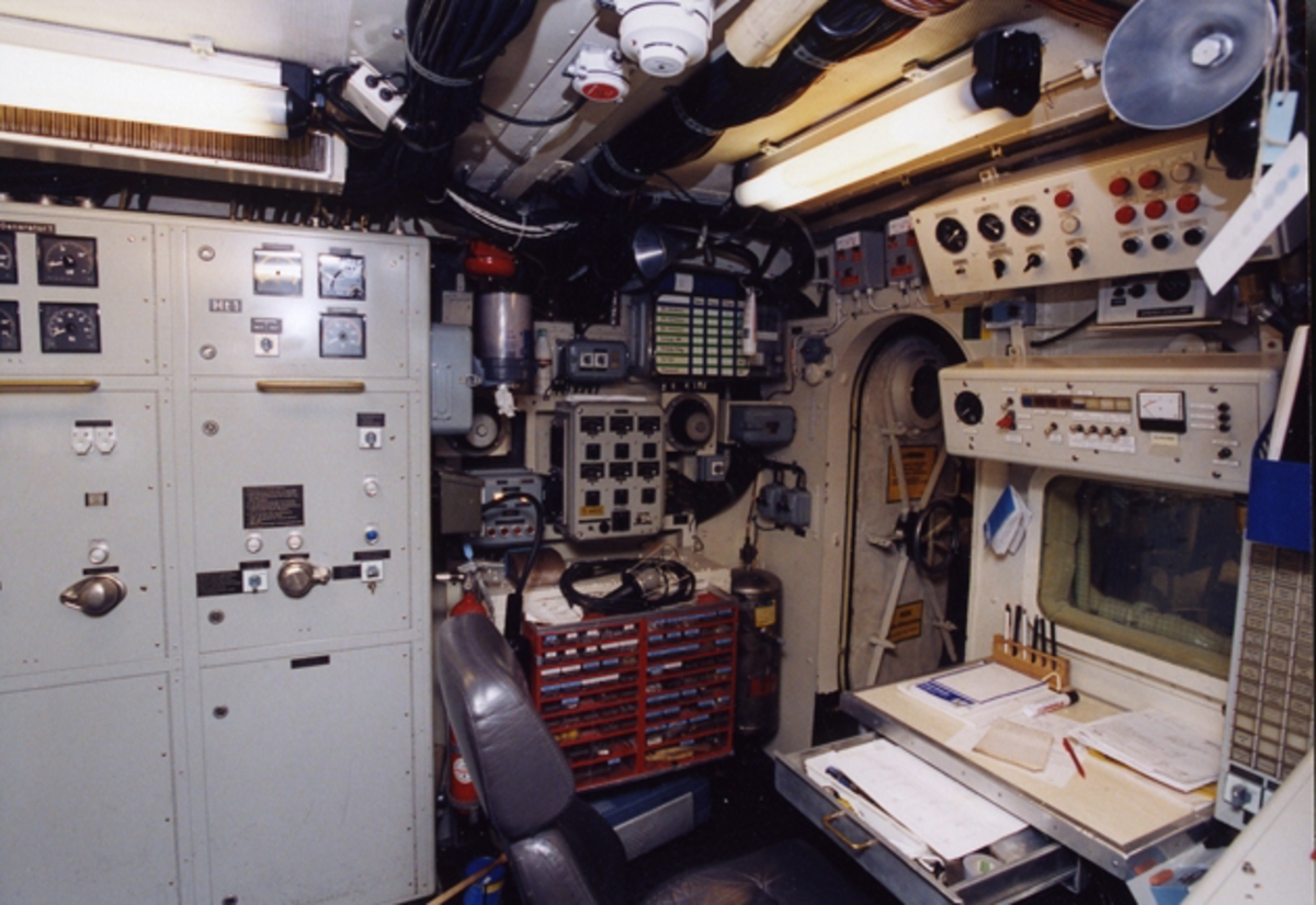 Styrbordsida av maskincentral, dörren leder till maskinrummet